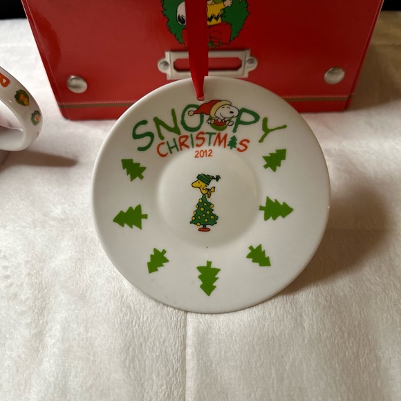 2012 Peanuts Collectible Holiday Snoopy Christmas Gift Box Set w/Mug & Ornament - Picture 12 of 15